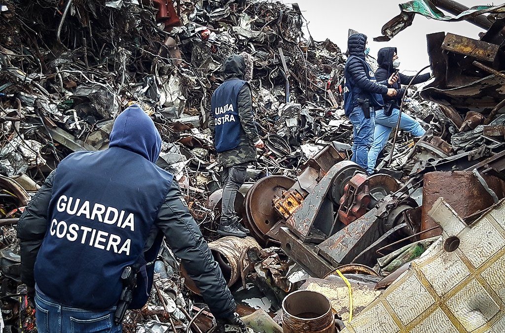 أفراد من خفر السواحل الإيطالي يتحققون من النفايات الموجهة إلى السفن التي تنقل بضائع سائبة.